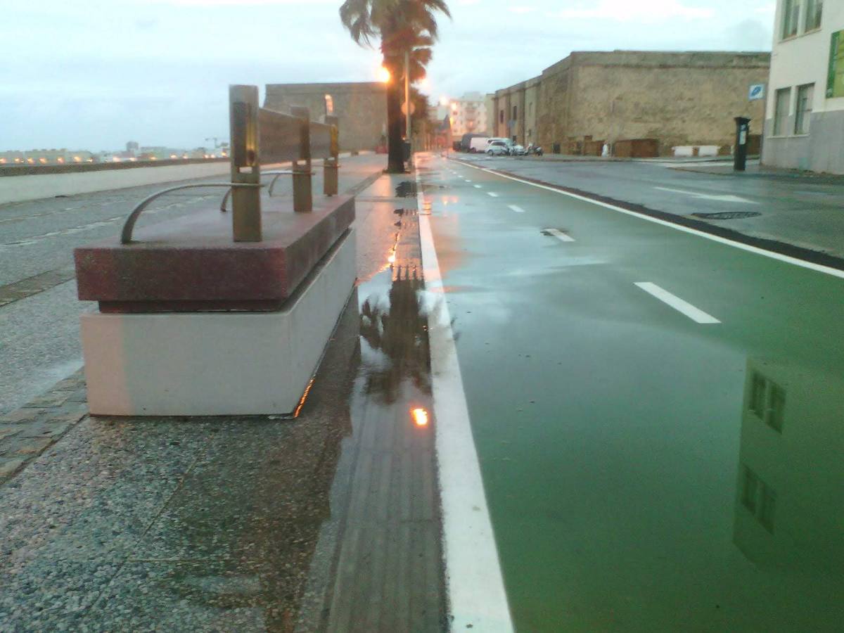 FOTOS: El carril bici de Cádiz, lleno de charcos