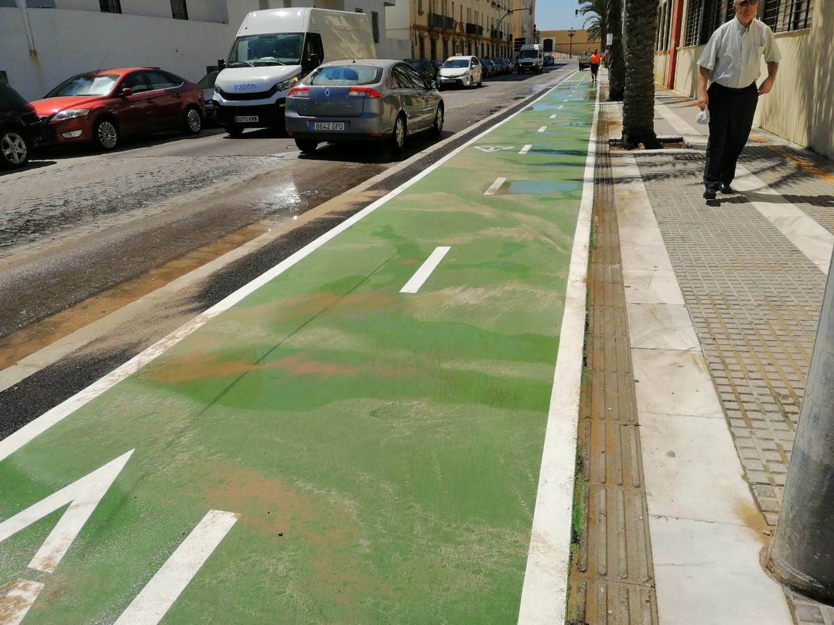 FOTOS: El carril bici de Cádiz, lleno de charcos