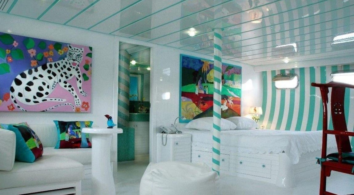 Mata Múa. Tiene dos grandes salones de muebles blancos salpicados con detalles de color