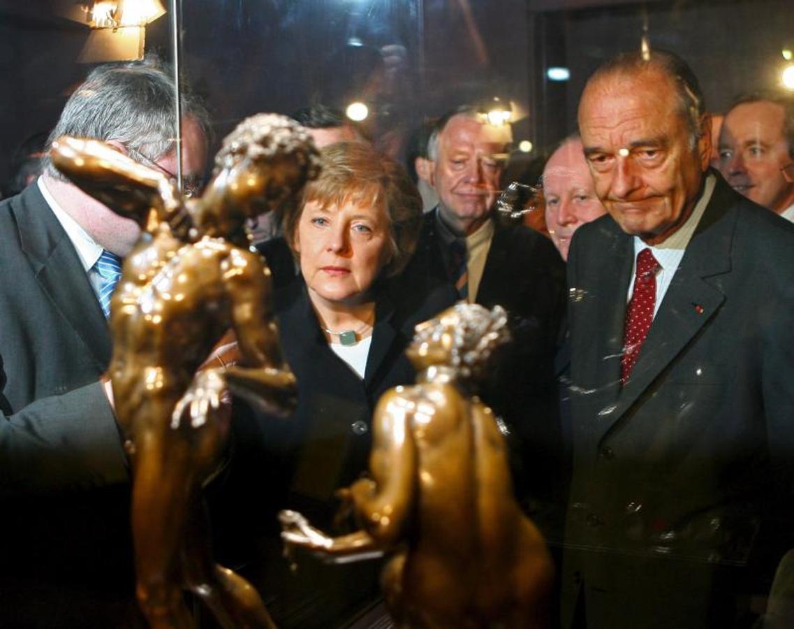 Chirac junto a Ángela Merkel en la inauguración de la exhibición «Esplendores de la Corte» en el Palacio de Versailles, 2003. 