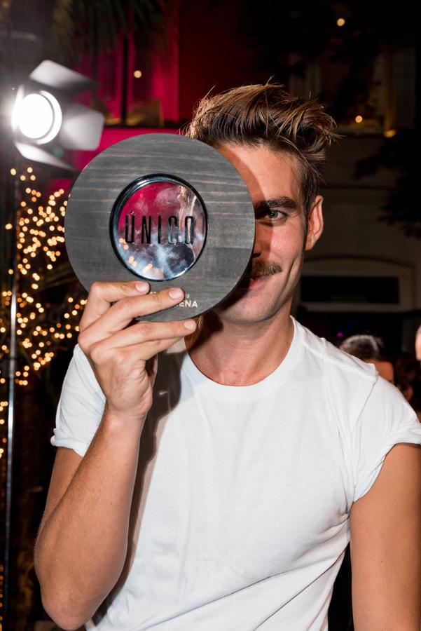 Jon Kortajarena con el Premio Hombre Único 2019. 