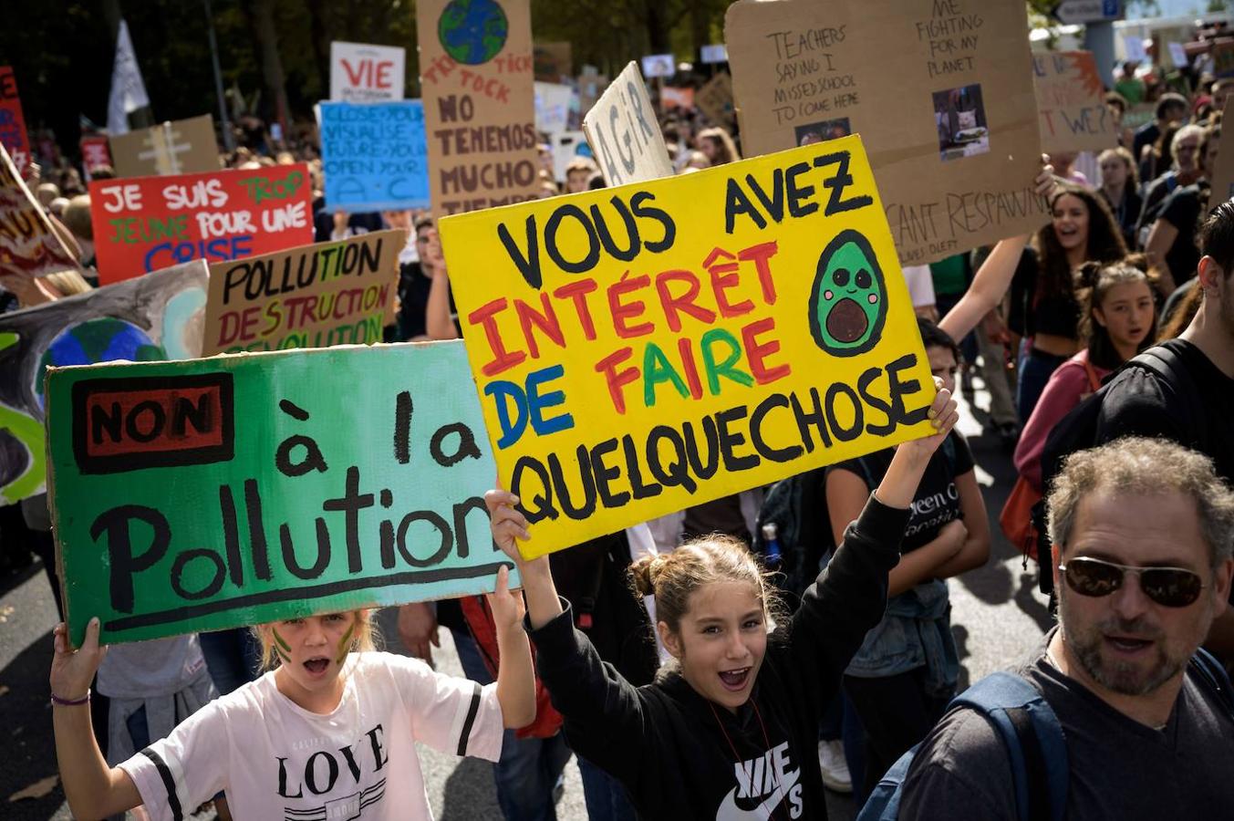 Estudiantes, activistas y manifestantes sostienen pancartas durante una huelga climática mundial por el clima en Lausana (Suiza). 