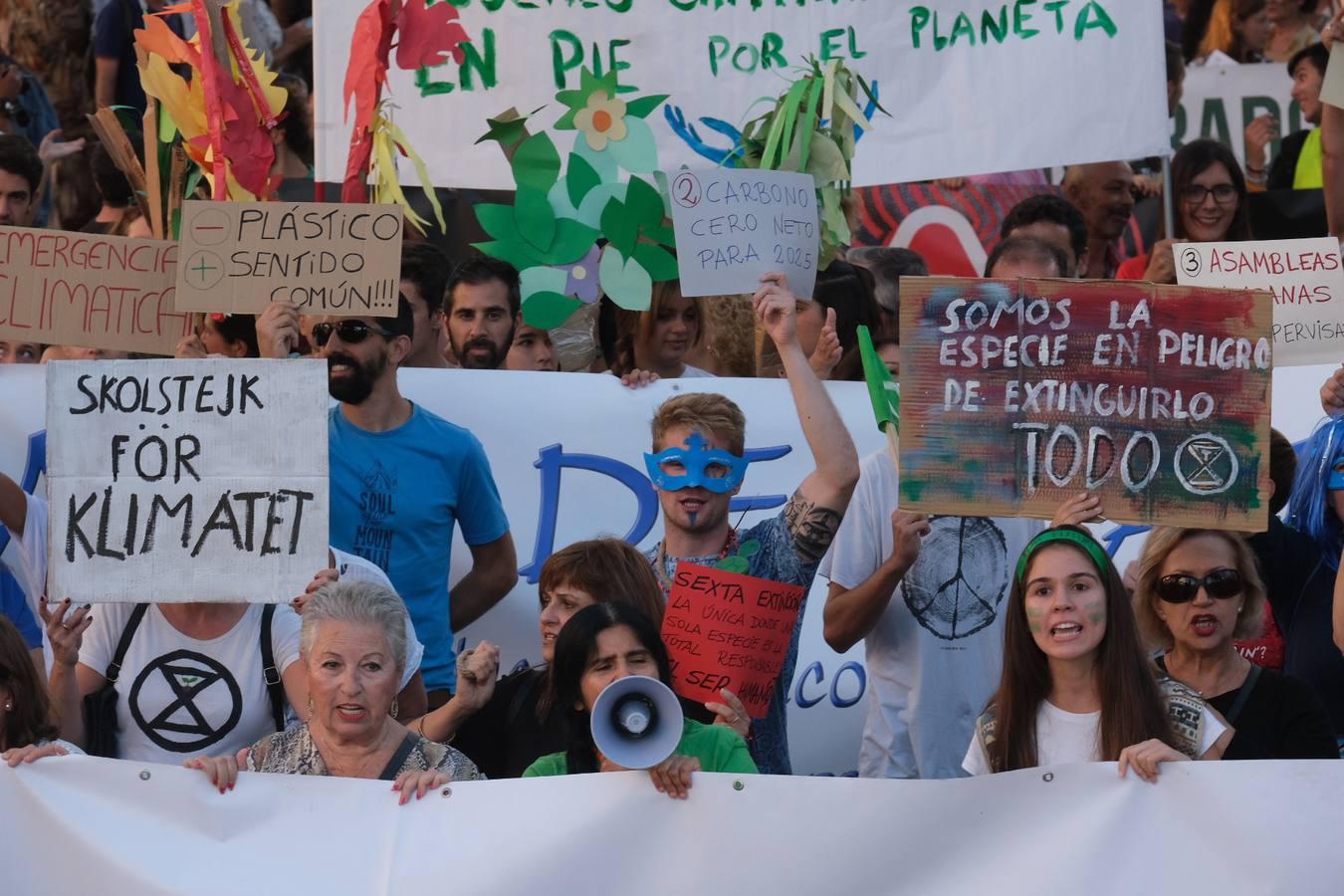 Unos 3.000 gaditanos se manifiestan por el clima