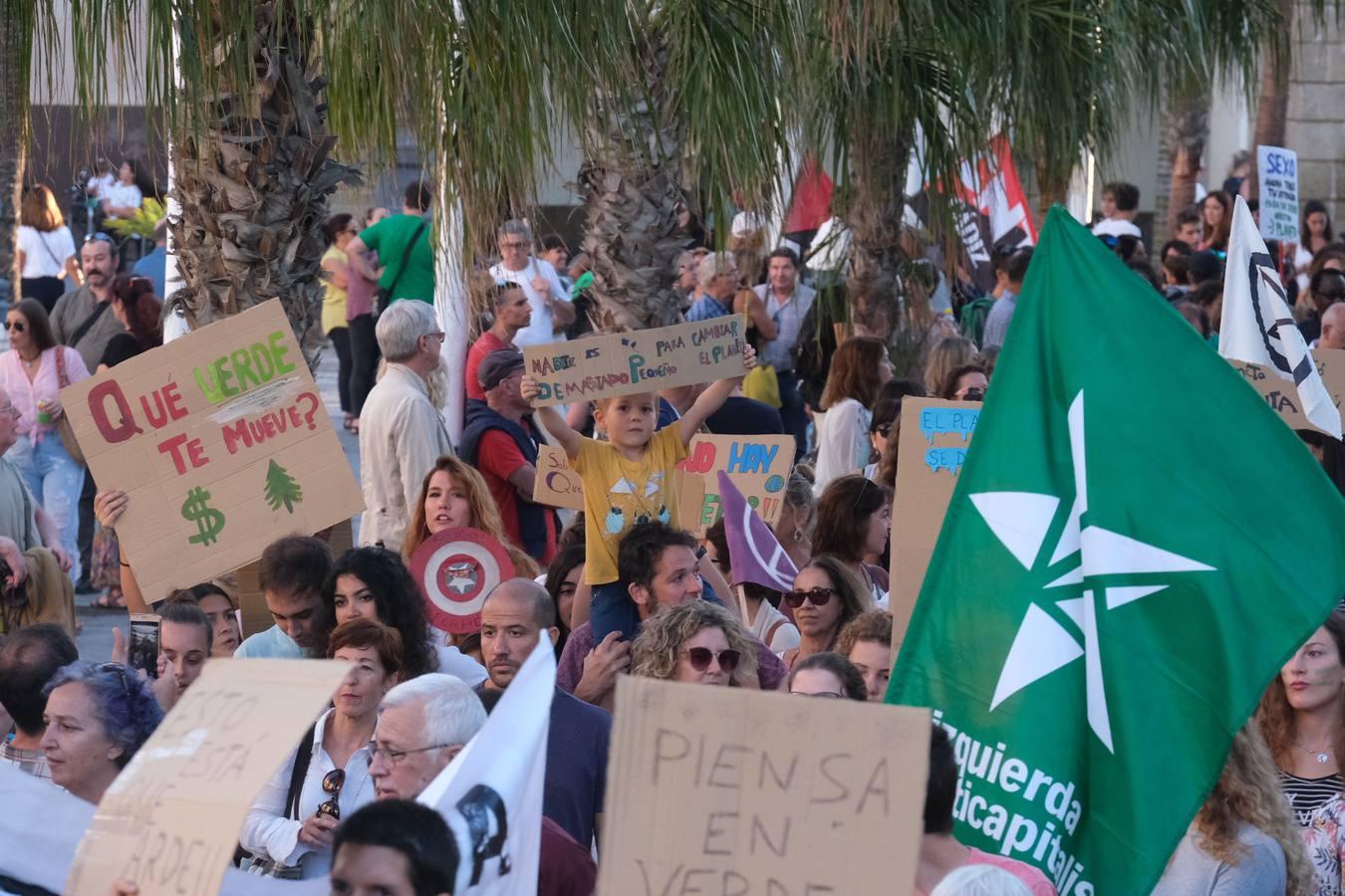 Unos 3.000 gaditanos se manifiestan por el clima