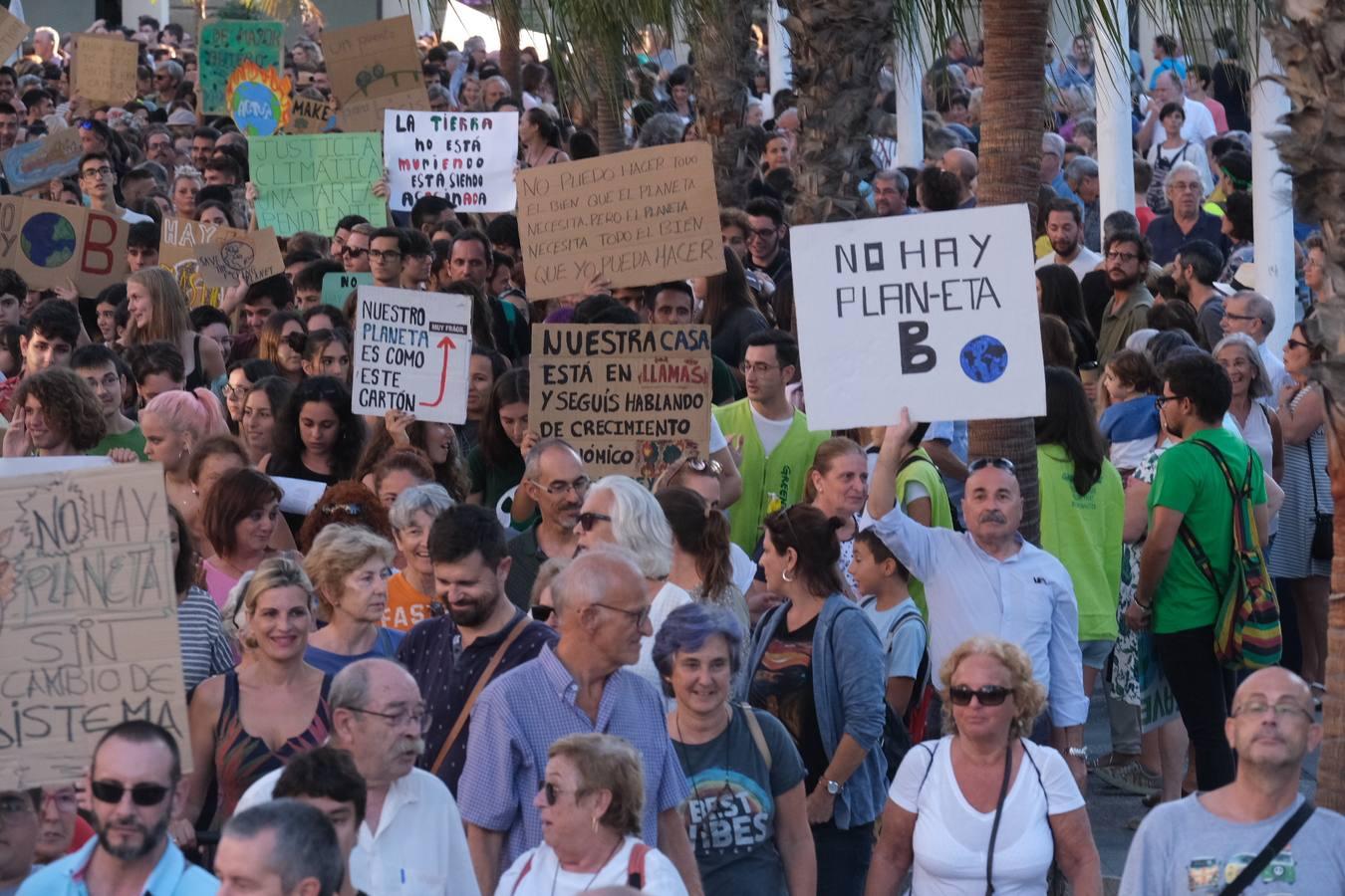 Unos 3.000 gaditanos se manifiestan por el clima