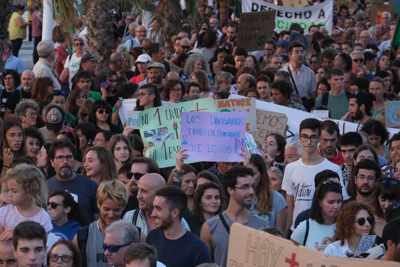 Unos 3.000 gaditanos se manifiestan por el clima