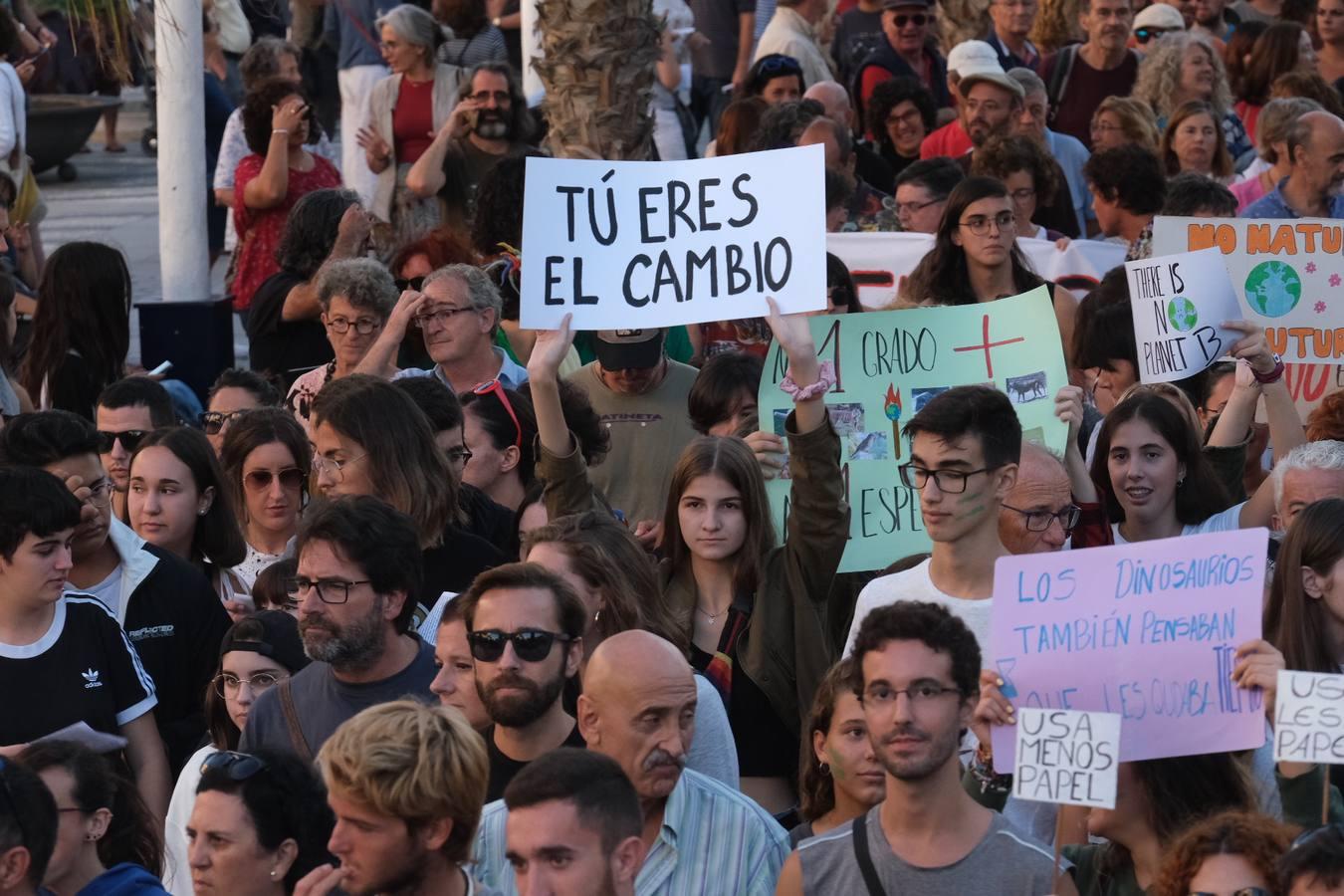 Unos 3.000 gaditanos se manifiestan por el clima