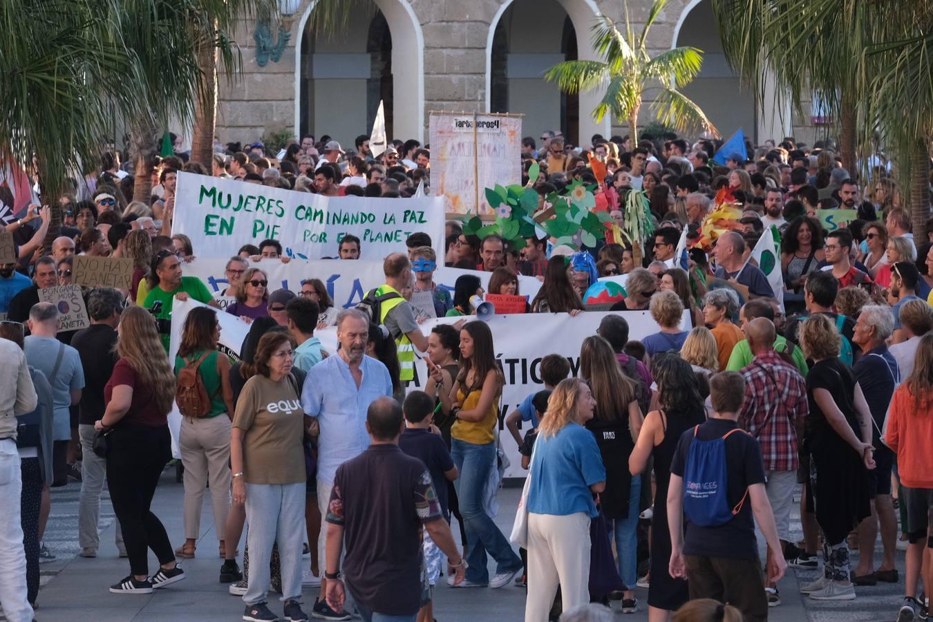 Unos 3.000 gaditanos se manifiestan por el clima