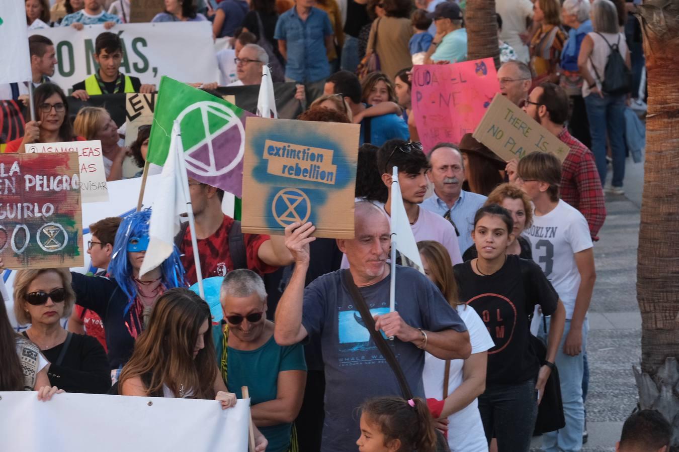 Unos 3.000 gaditanos se manifiestan por el clima