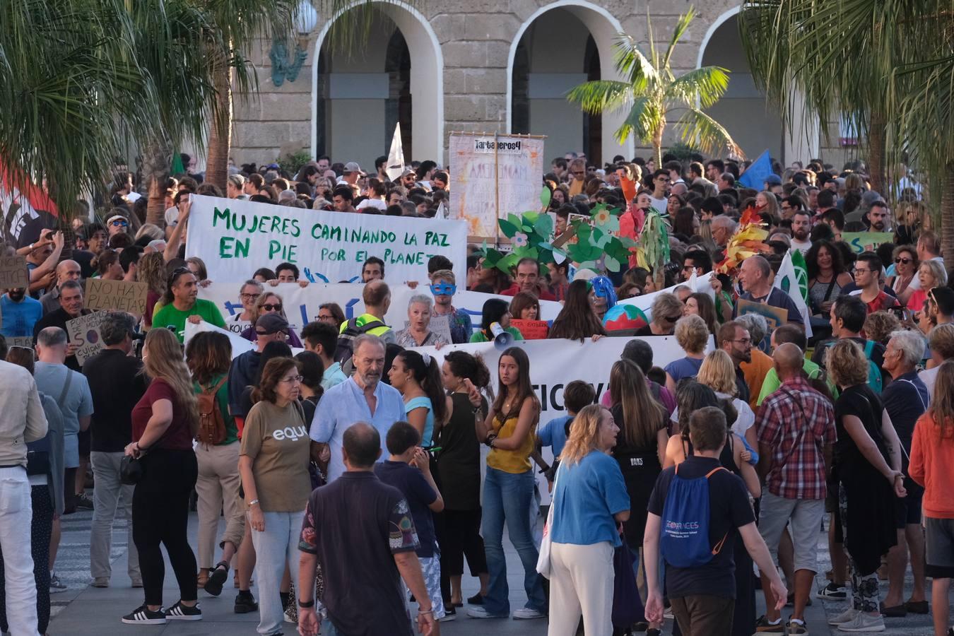 Unos 3.000 gaditanos se manifiestan por el clima