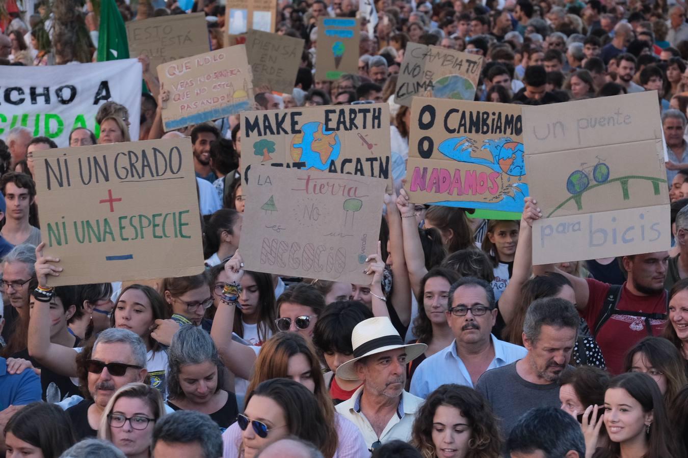 Unos 3.000 gaditanos se manifiestan por el clima