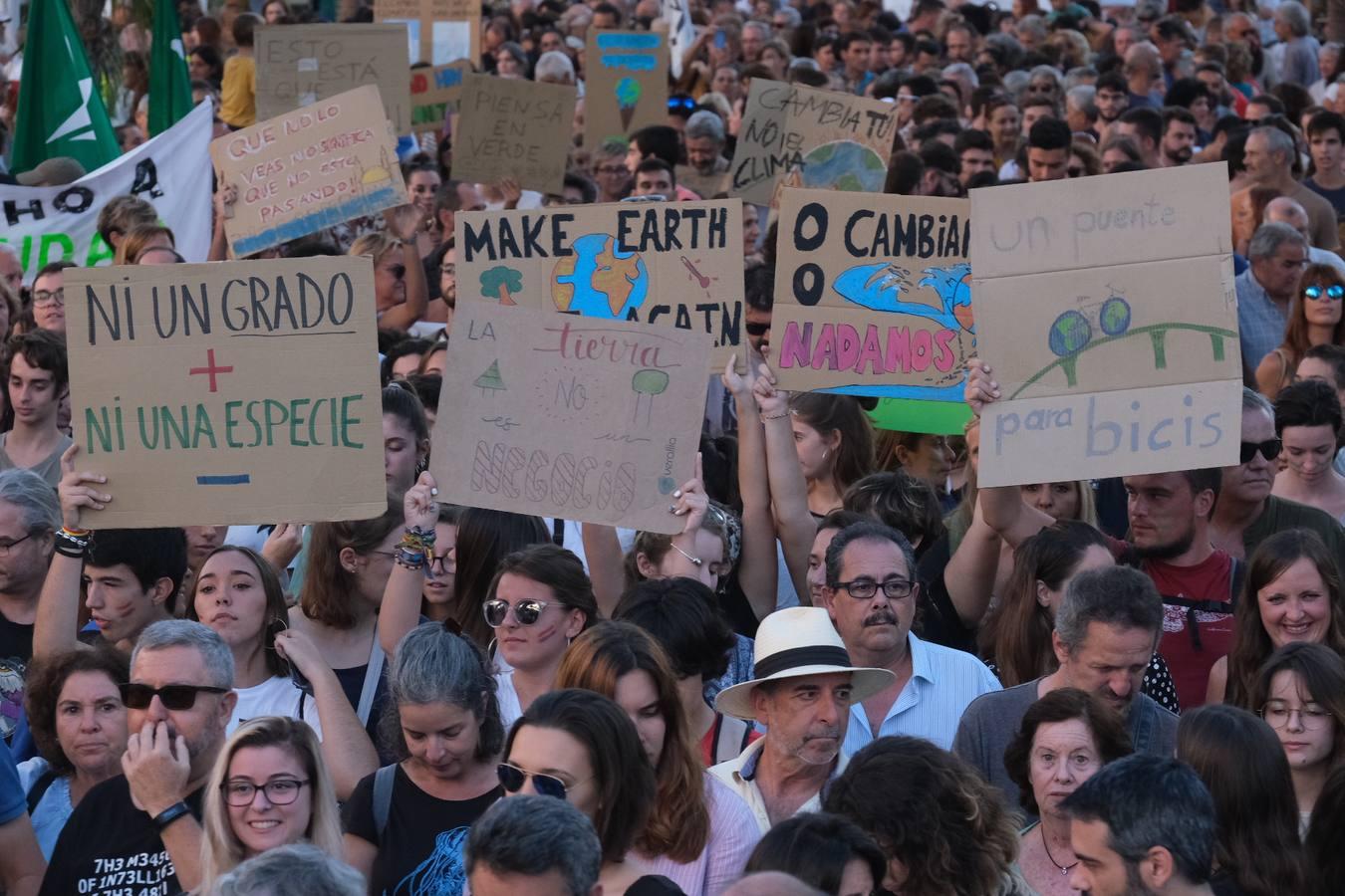 Unos 3.000 gaditanos se manifiestan por el clima