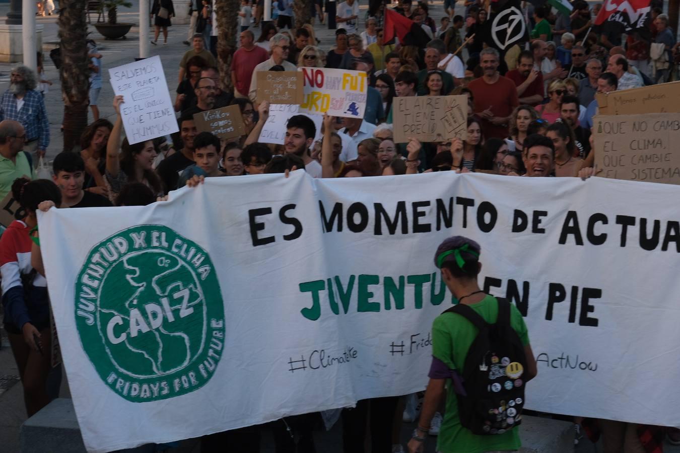 Unos 3.000 gaditanos se manifiestan por el clima