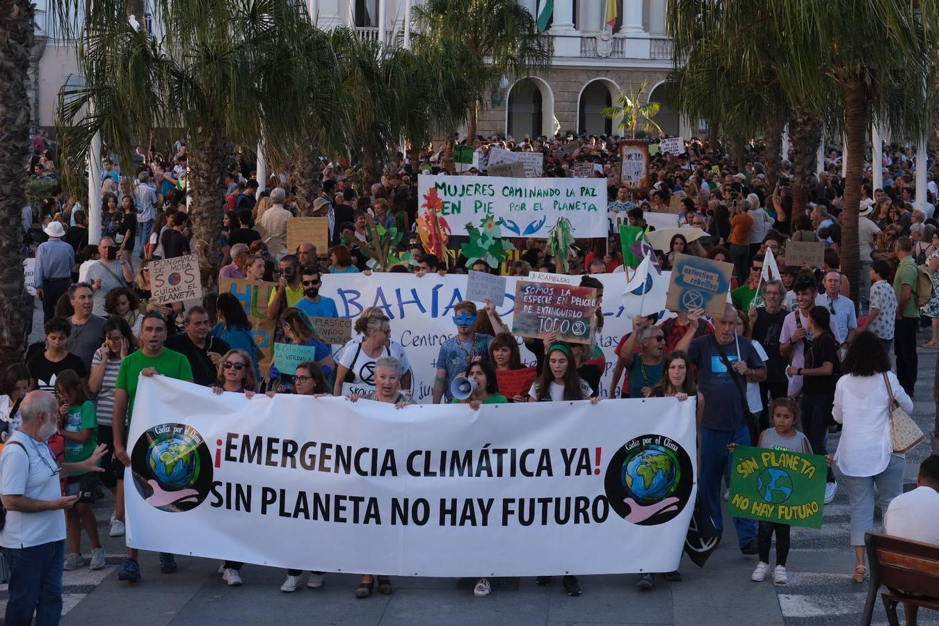 Unos 3.000 gaditanos se manifiestan por el clima