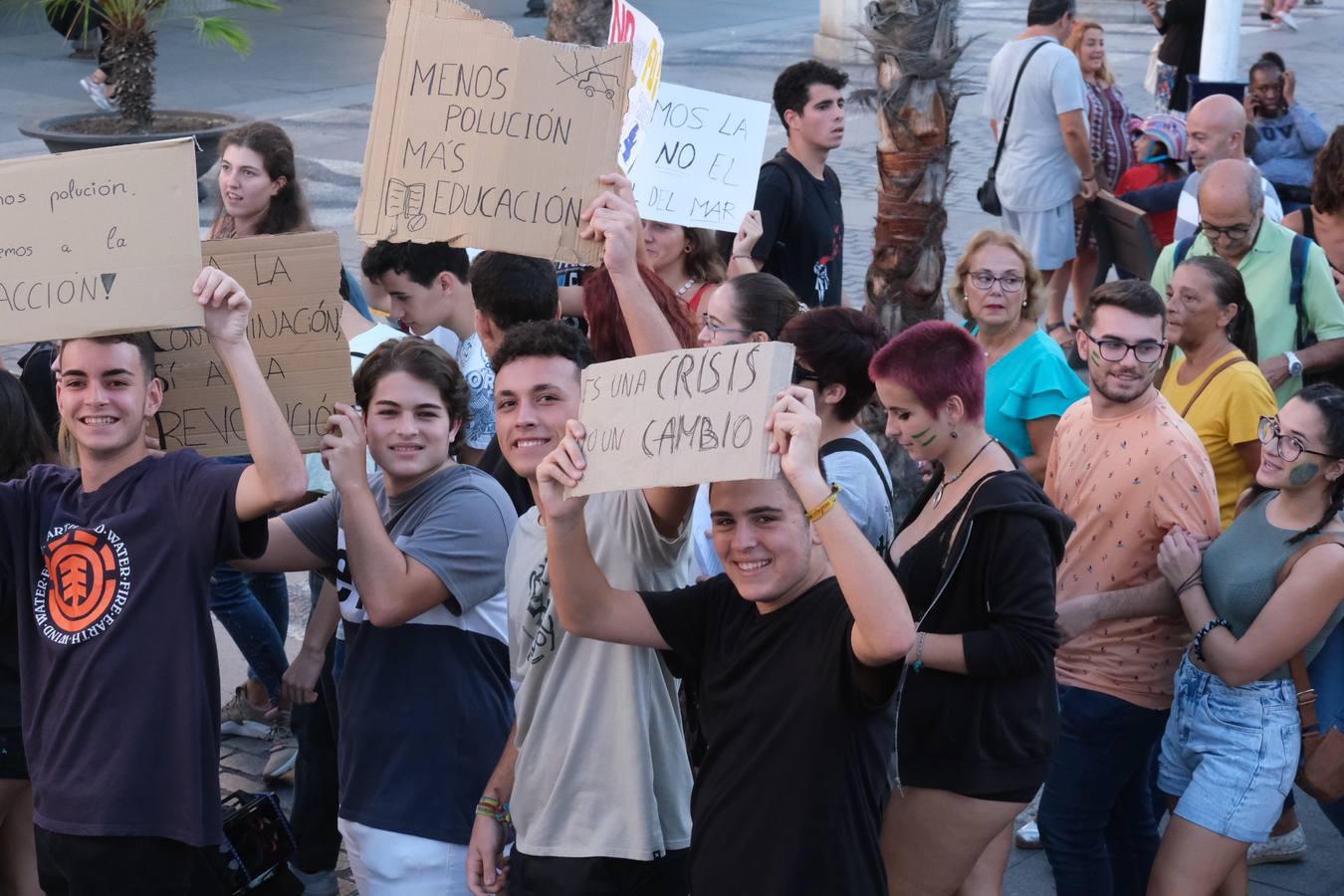 Unos 3.000 gaditanos se manifiestan por el clima