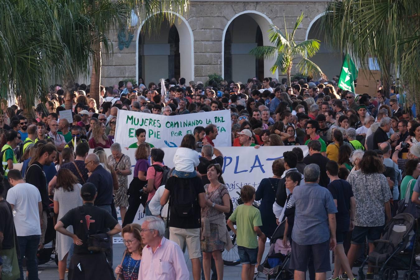 Unos 3.000 gaditanos se manifiestan por el clima