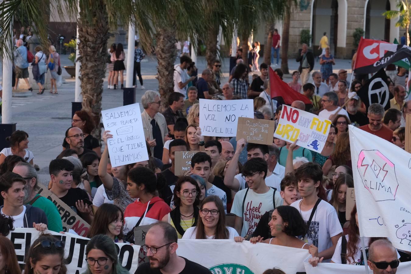 Unos 3.000 gaditanos se manifiestan por el clima