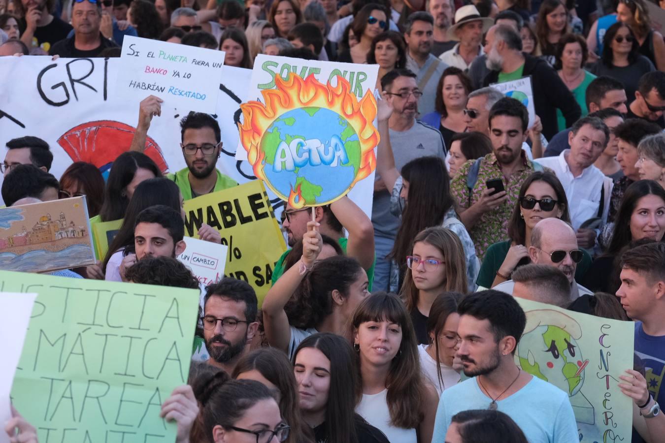 Unos 3.000 gaditanos se manifiestan por el clima