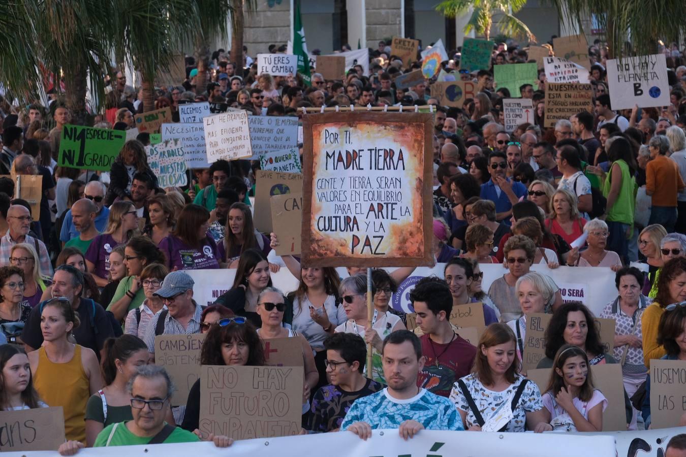 Unos 3.000 gaditanos se manifiestan por el clima