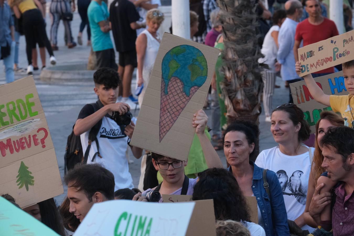 Unos 3.000 gaditanos se manifiestan por el clima