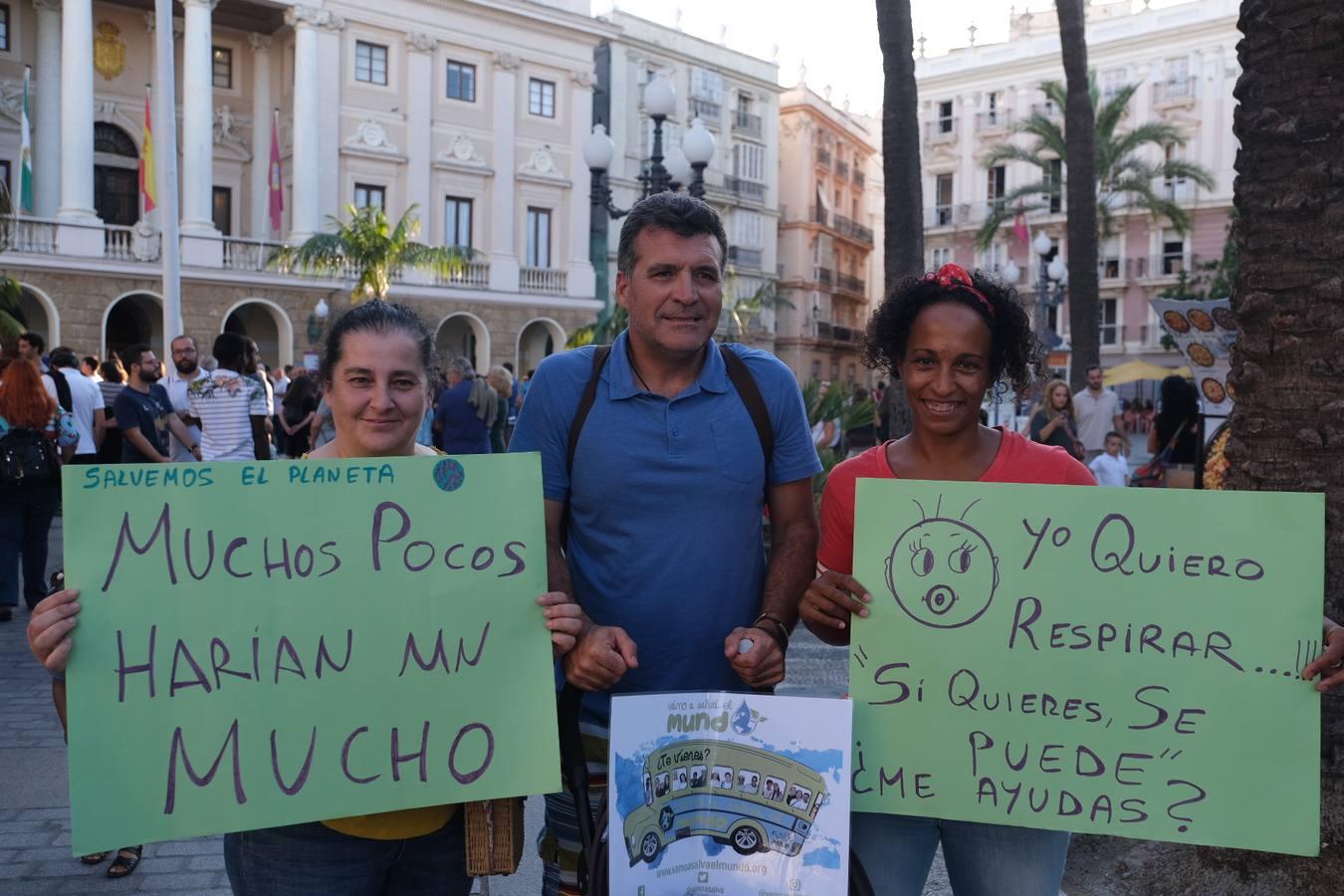 Unos 3.000 gaditanos se manifiestan por el clima