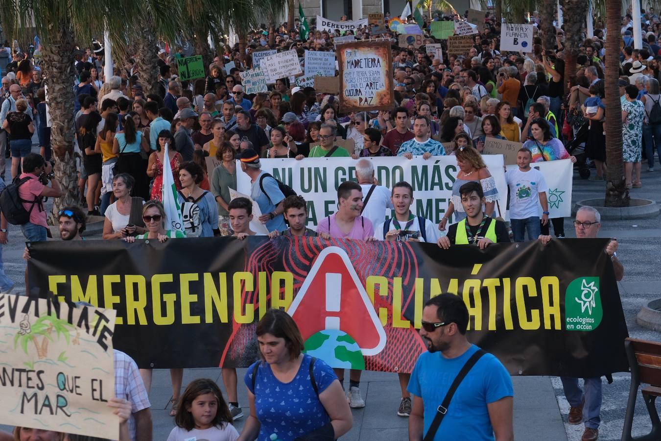 Unos 3.000 gaditanos se manifiestan por el clima