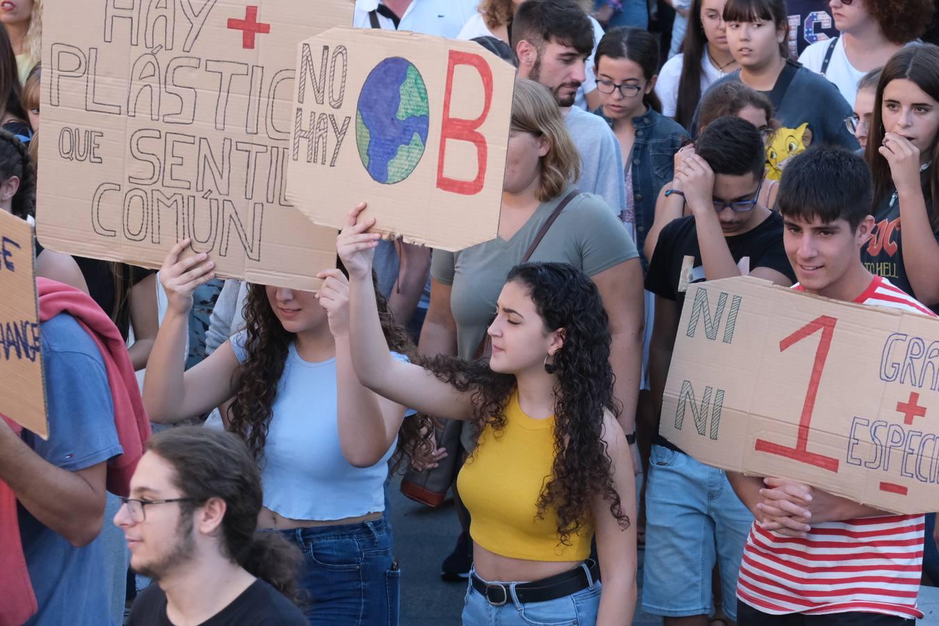 Unos 3.000 gaditanos se manifiestan por el clima