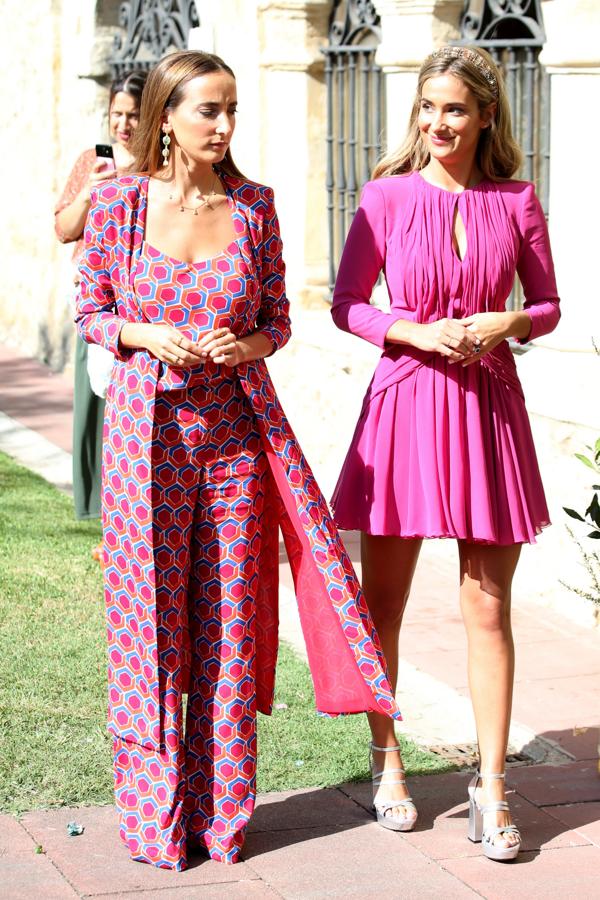 Las hermanas de la novia. Lucía y María Pombo llegando a la iglesia donde su hermana, Marta, ha contraído matrimonio