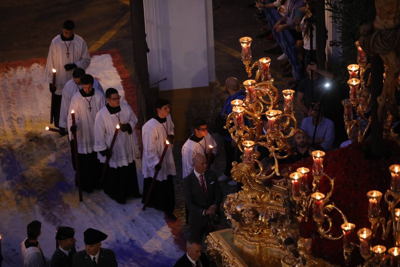 Salida extraordinaria del Cristo de la Sed, en imágenes