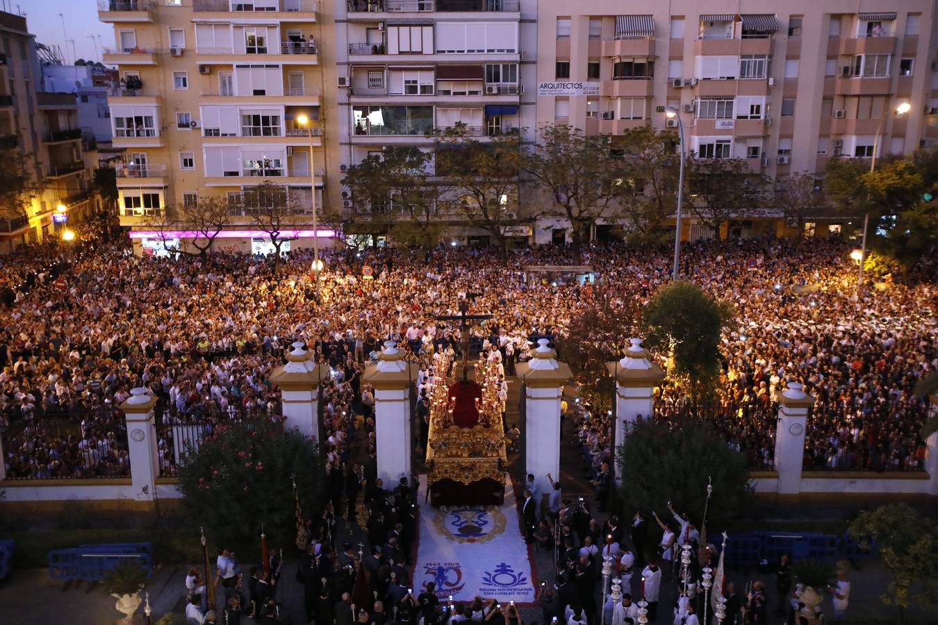 Salida extraordinaria del Cristo de la Sed, en imágenes