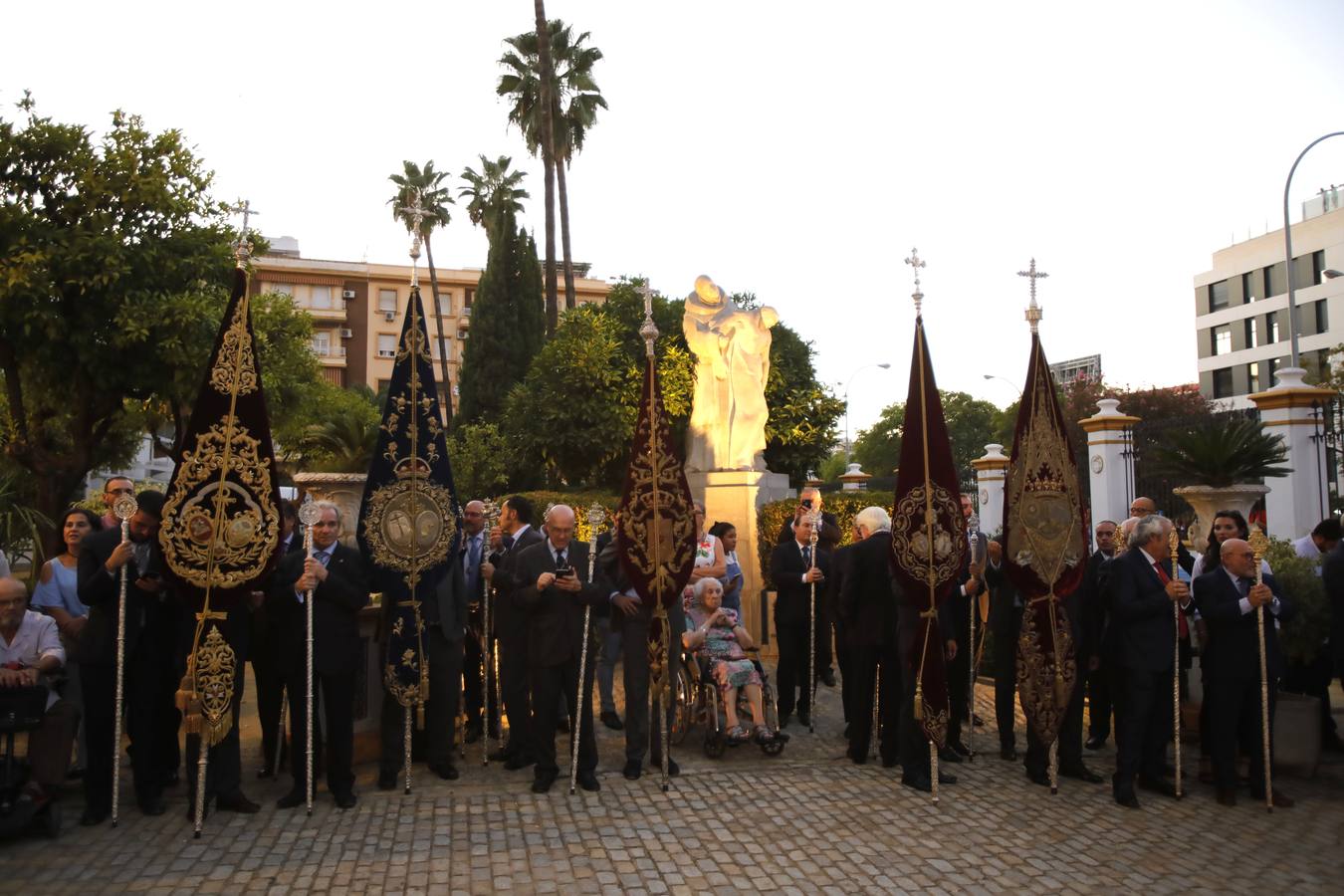 Salida extraordinaria del Cristo de la Sed, en imágenes