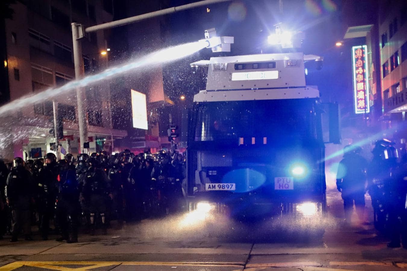 La Policía de Hong Kong se empleó a fondo usando gases lacrimógenos, pelotas de goma, espray de pimienta y su cañón de agua tintada para apagar los incendios y «manchar» a los manifestantes con el fin de identificarlos y detenerlos luego. 