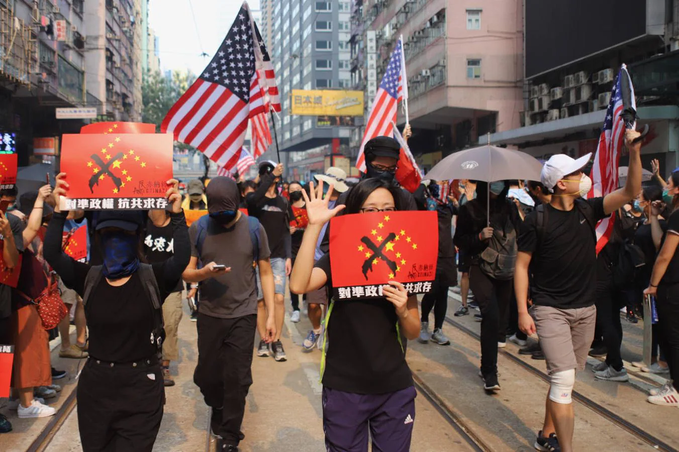 Con carteles que habían transformado en una esvástica las estrellas amarillas de la bandera china, los manifestantes comparaban al régimen comunista con el nazismo. 