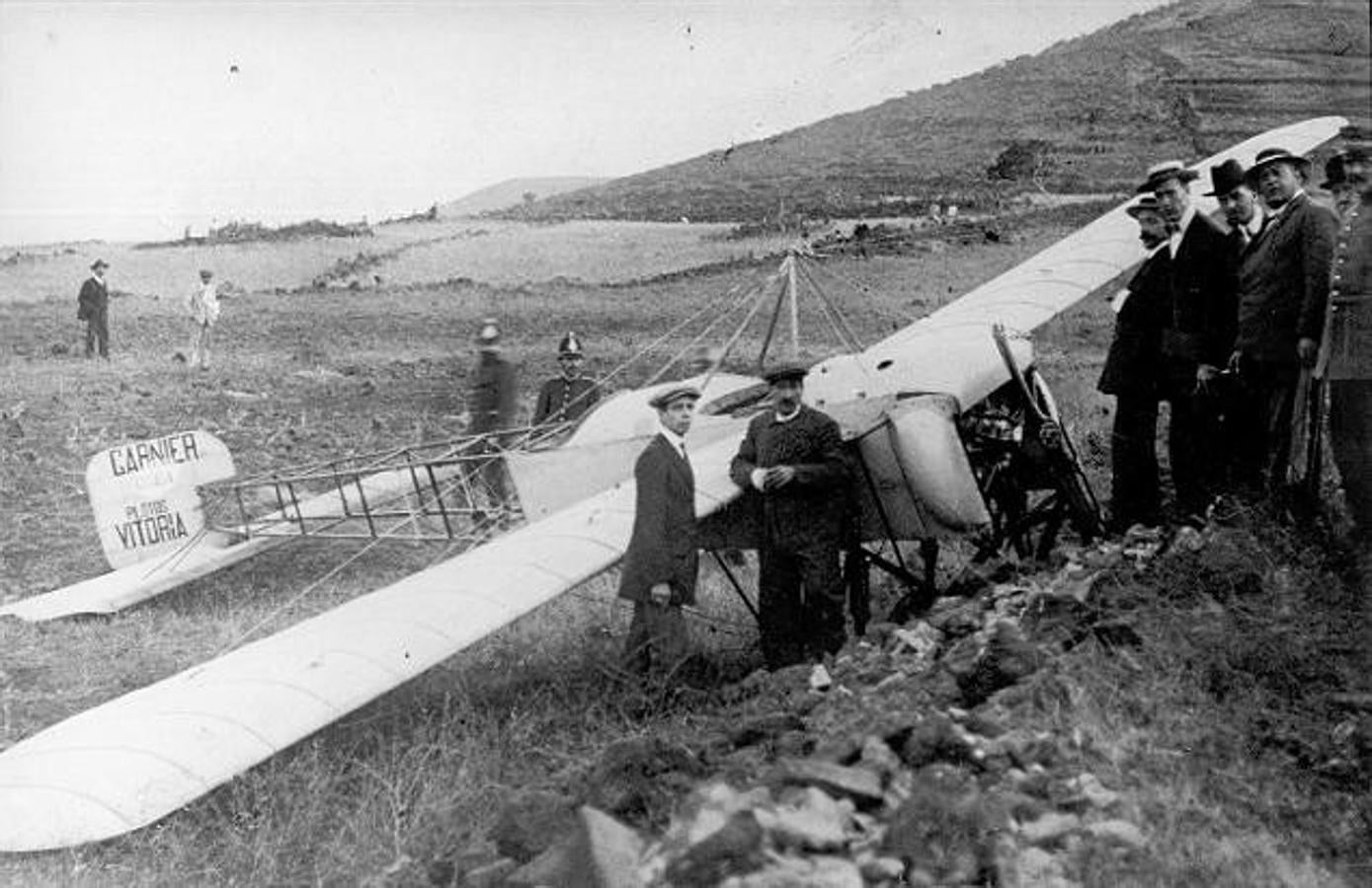 Avión de Garnier tras su vuelo de exhibición, el 10 de mayo de 1913. en Tenerife. El 23 de mayo acudiría a Toledo. 