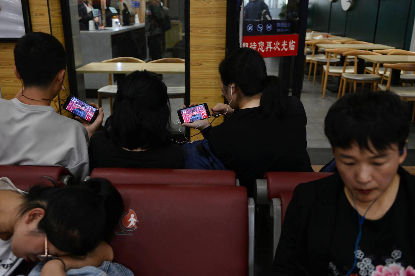 Ciudadanos chinos siguieron a través de sus móviles el discurso de Xi Jinping. 