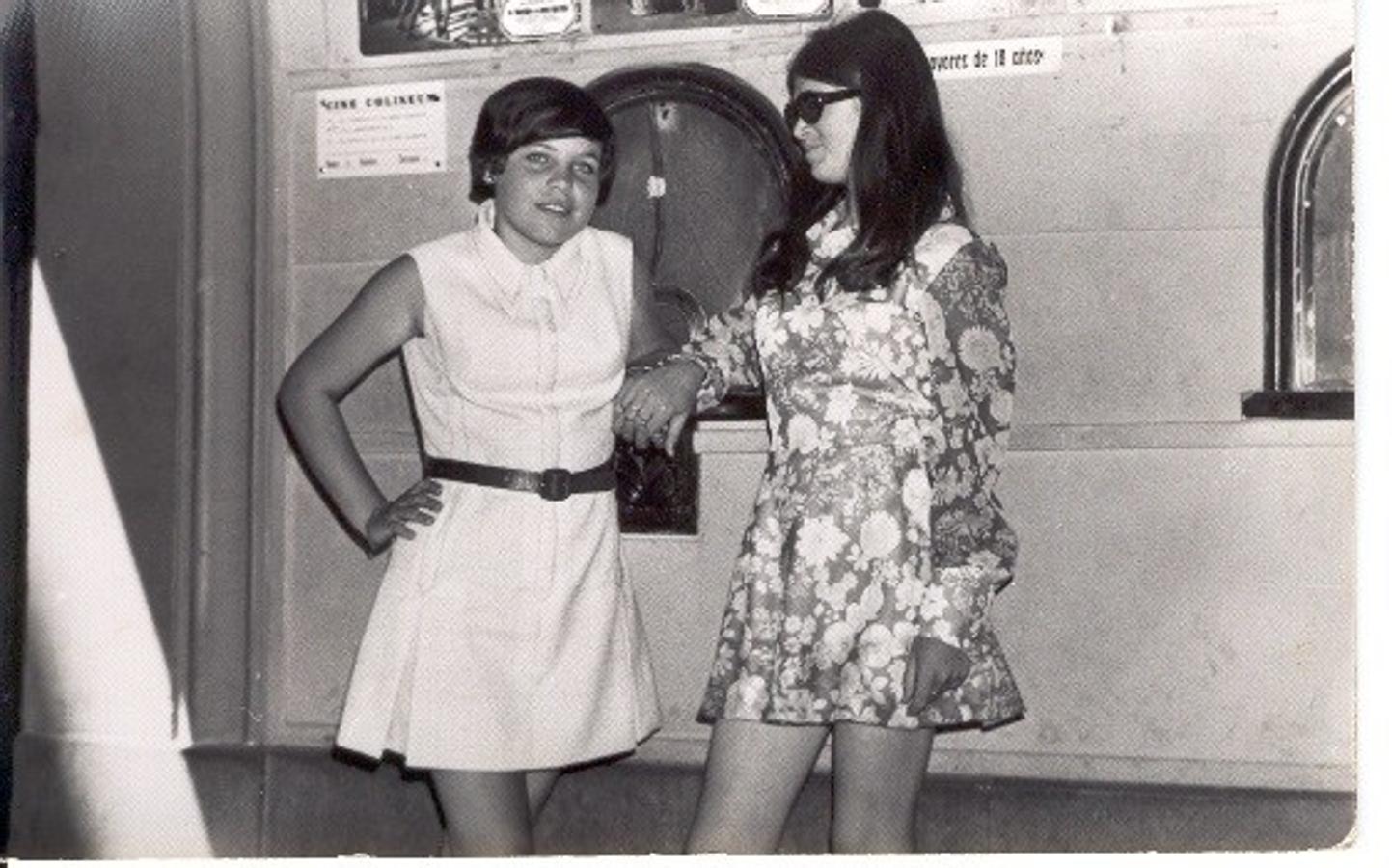 Dos amigas en la taquilla del cine vestidas de domingo. 1969. Valdeverdeja (Toledo). Fondo Los Legados de la Tierra.v. 