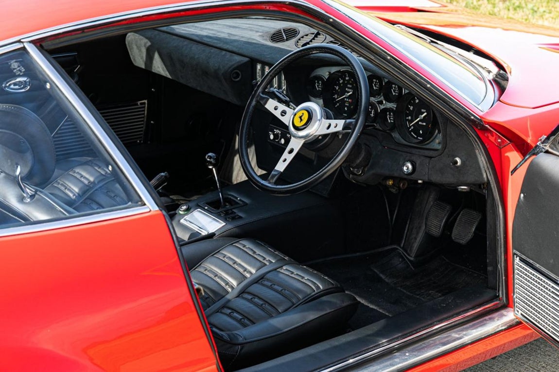 Ferrari 365 GTB/4. Uno de los factores que incrementa el valor del coche es que, salvo su tapicería, renovada en en cuero negro de las mismas especificaciones que el original, todos los detalles son originales