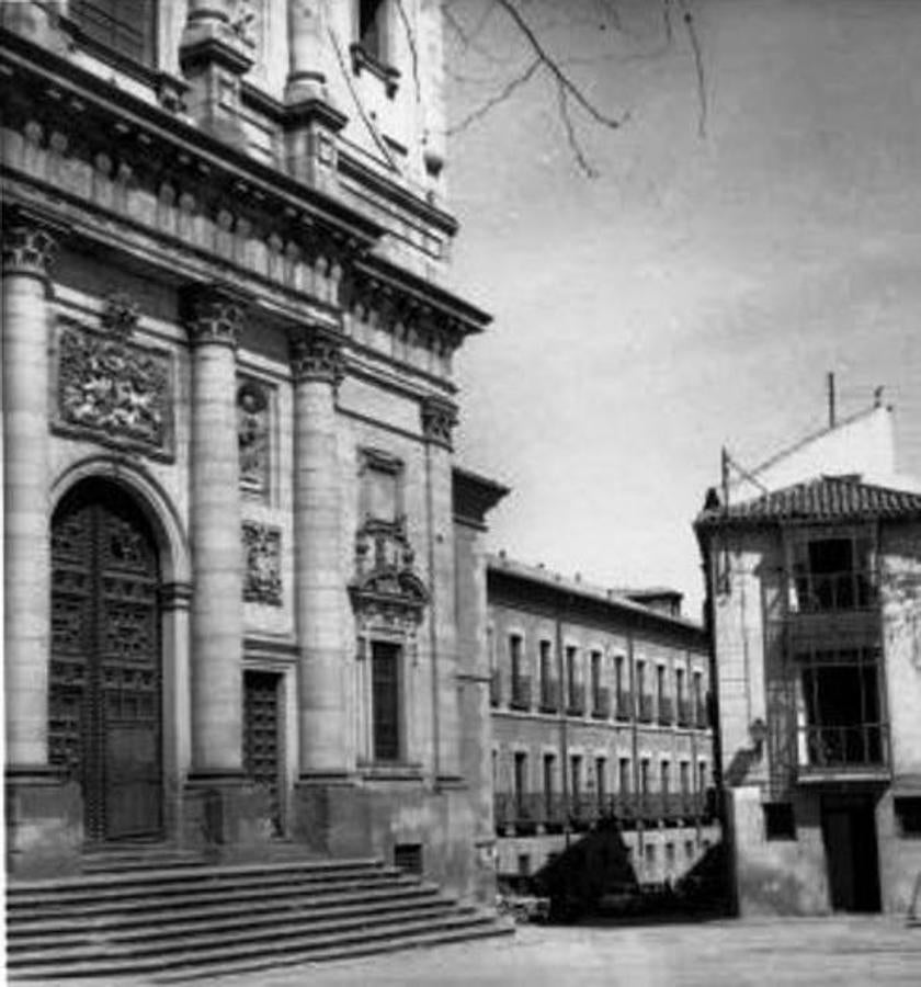 Iglesia de San Ildefonso y antiguas oficinas de la Diputación y del Gobierno civil desde la plaza Juan de Mariana. Archivo histórico provincial de Toledo. Fondo fotográfico de la casa Rodríguez. 