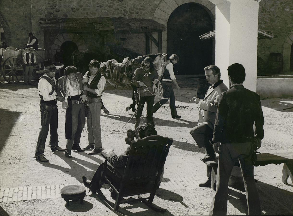 Escena del rodaje de la película «Réquiem para el gringo», realizado en el pabellón de Toledo de la Feria Internacional del Campo en 1968. AHP Toledo. 