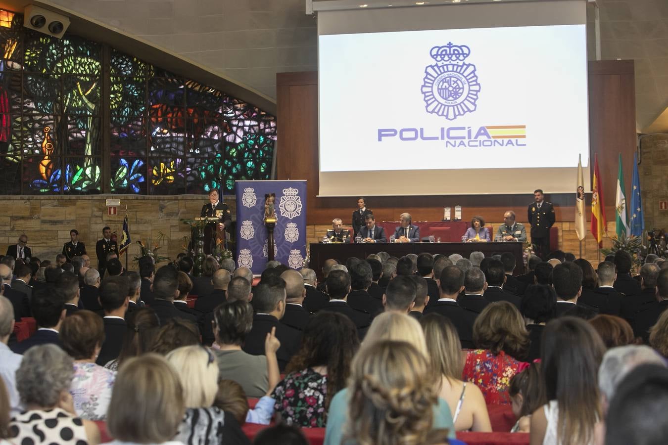 En imágenes, la Policía Nacional celebra en Córdoba a su patrón