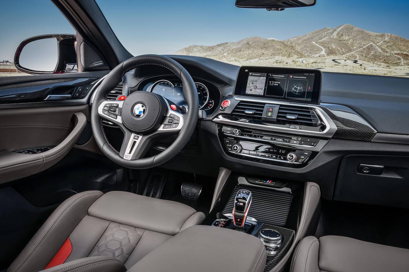 En el interior del BMW X4 M destacan sus acabados de lujo, con un tacto superior y su sistema de infotaiment. 