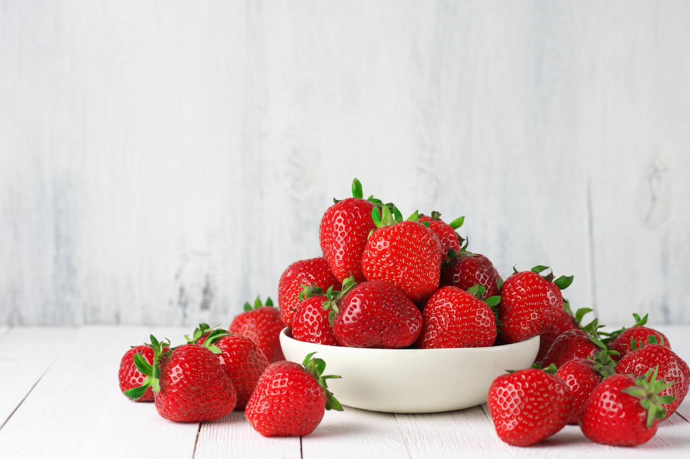 Fresas. Las fresas son ricas en xylitol, una sustancia que protege de las bacterias que forman la placa y ayuda a remineralizar los dientes