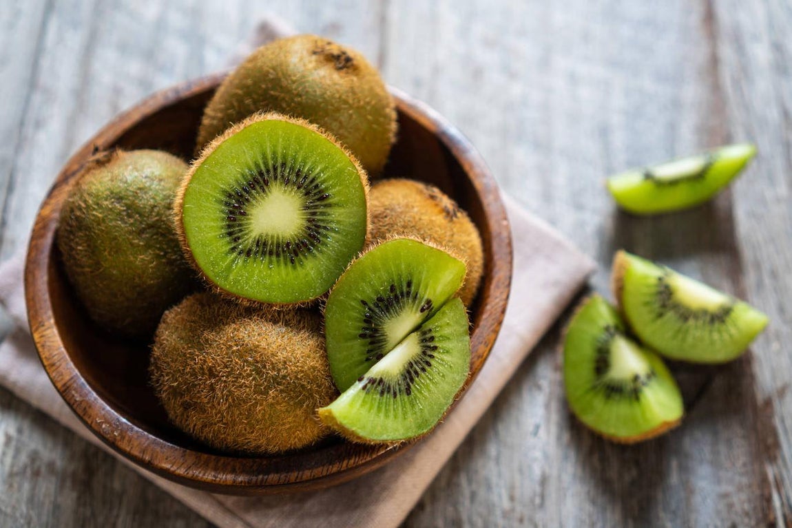 Kiwi. El kiwi no es solo una fruta perfecta para ayudar con el estreñimiento, también sirve para limpiar nuestros dientes de manera natural.