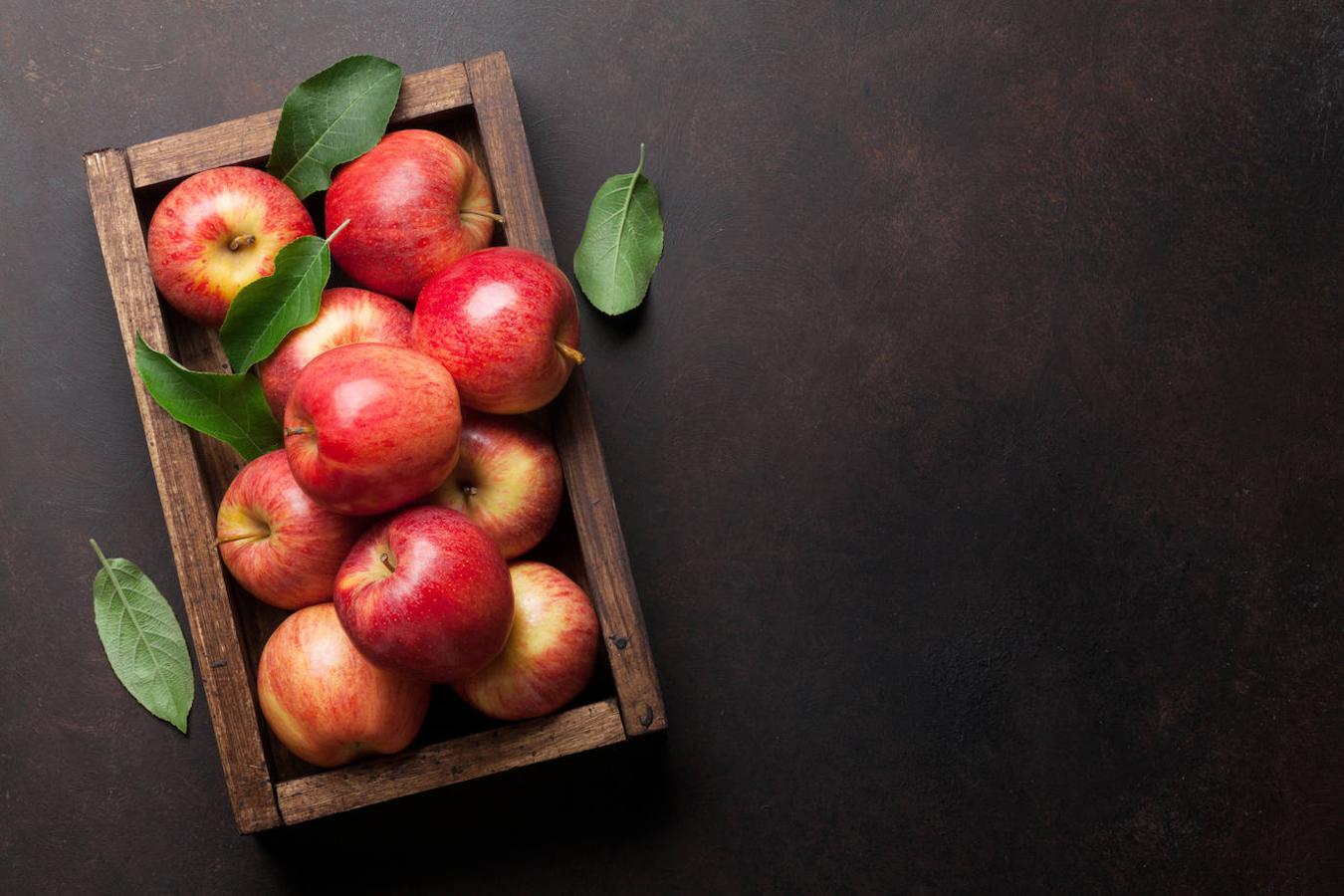 Manzana. Se suele decir que un mordisco de manzana limpia igual los dientes que un cepillo dental. Aunque esta afirmación es exagerada, morder una manzana si ayuda a la limpieza de nuestra dentadura.