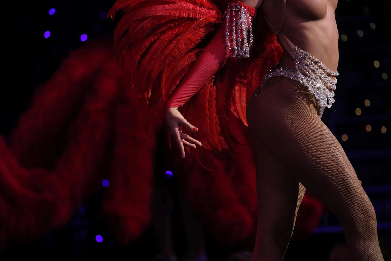 Los 130 años del Moulin Rouge vistos entre bastidores. Durante dos pases cada noche, 60 artistas de 14 países diferentes giran y bailan en el espectáculo “Feerie”, la pieza que ahora constituye el elemento principal del repertorio del Moulin Rouge.