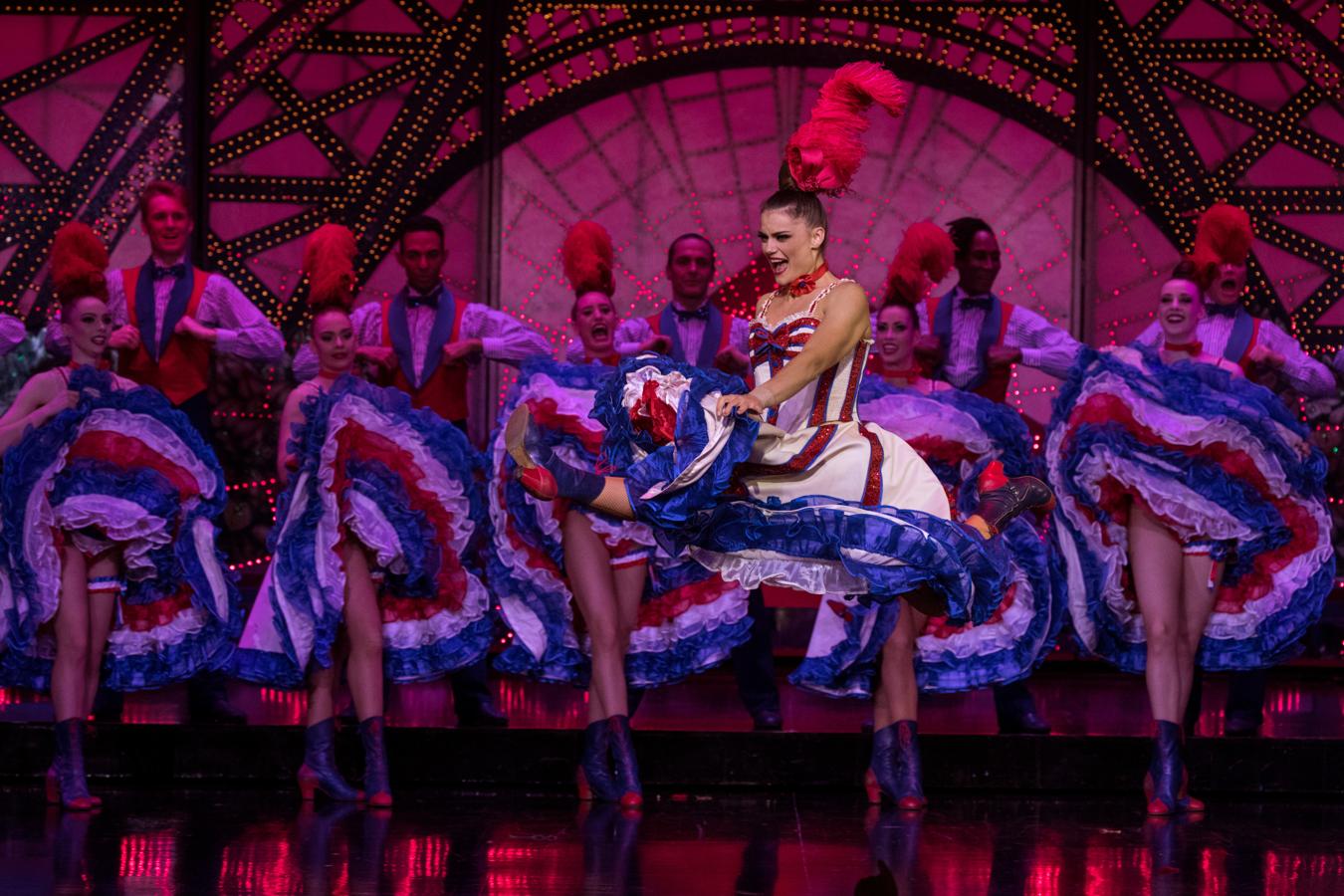 El número del cancán. Para Olga Khokhlova, una bailarina de la antigua Kazajstán soviética que interpreta un solo de cancán y que lleva 12 años en el Moulin Rouge, el espíritu del cabaré es intemporal.