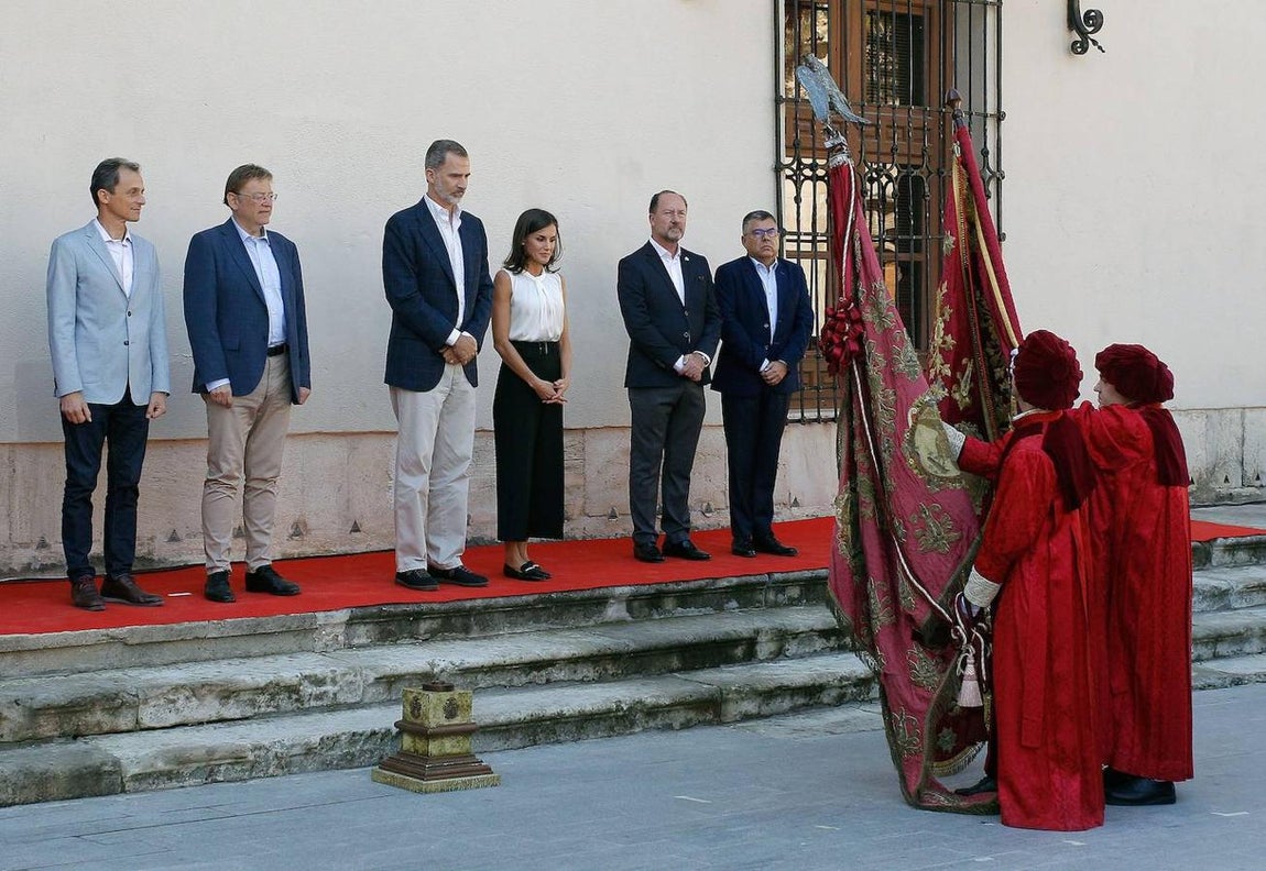 Los Reyes han llegado acompañados por el ministro de Ciencia en funciones, Pedro Duque.. 