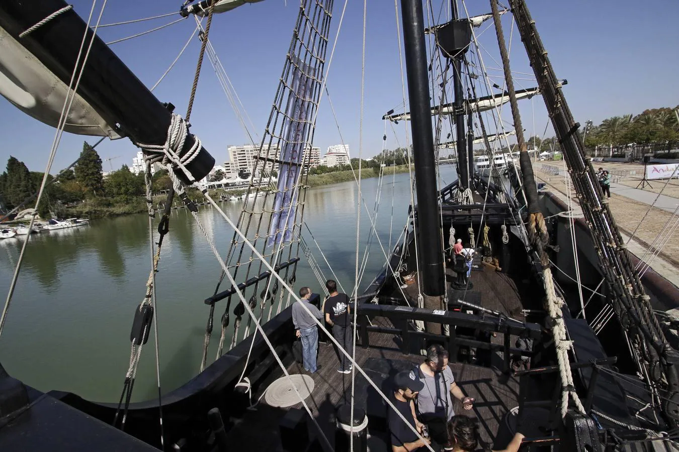 Tres barcos históricos conmemoran la vuelta al mundo en Sevilla