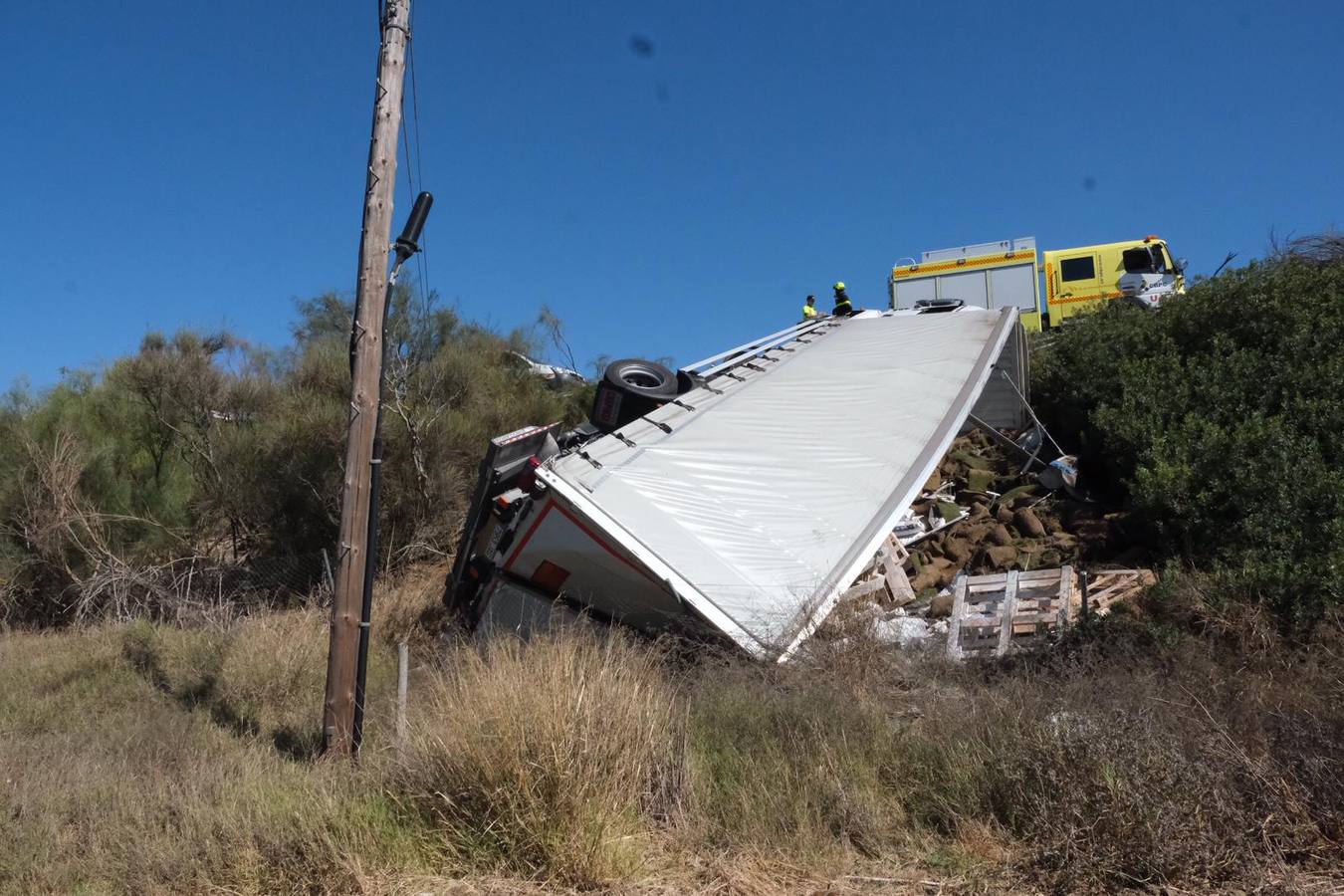 FOTOS: Un accidente cae por un terraplén