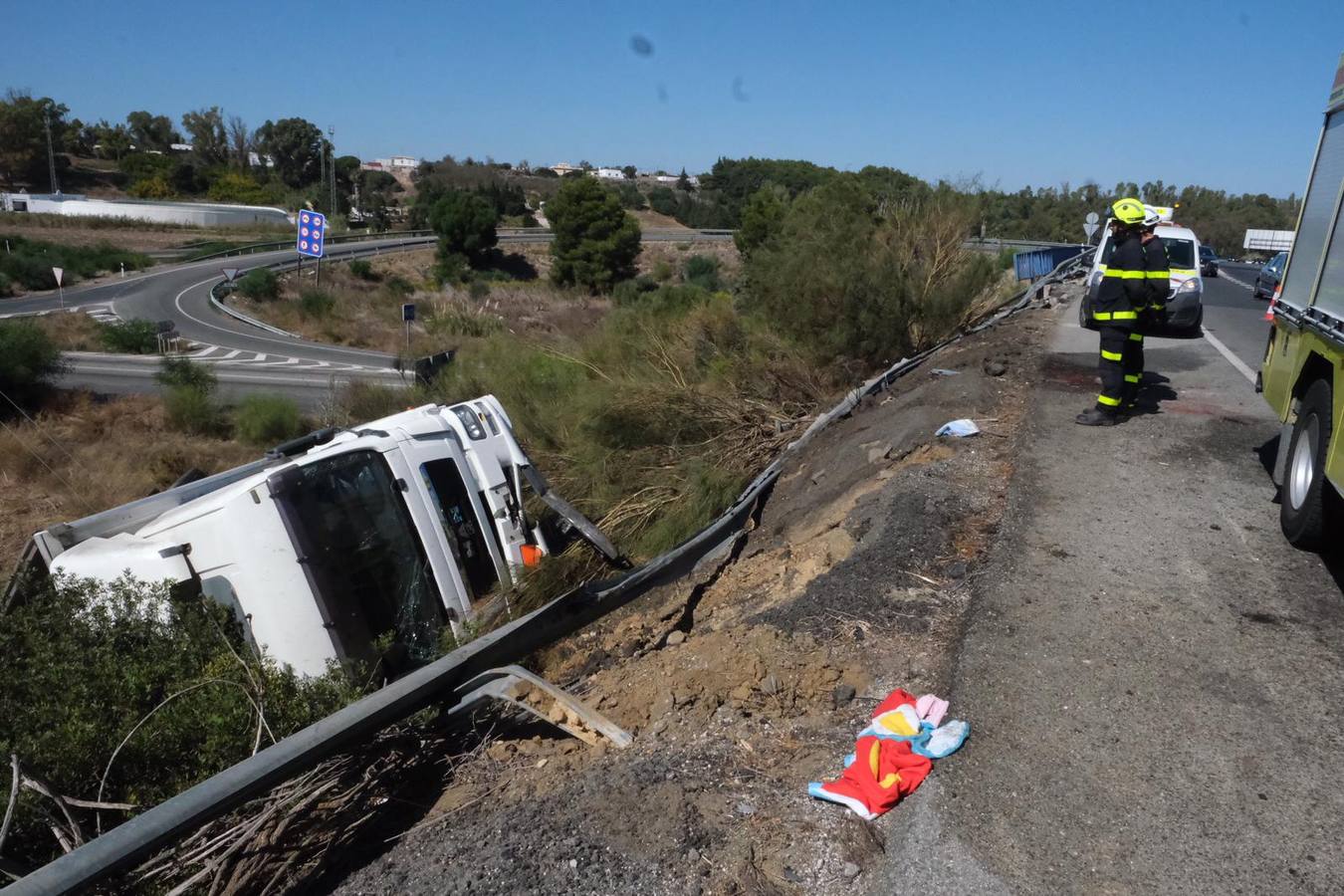 FOTOS: Un accidente cae por un terraplén